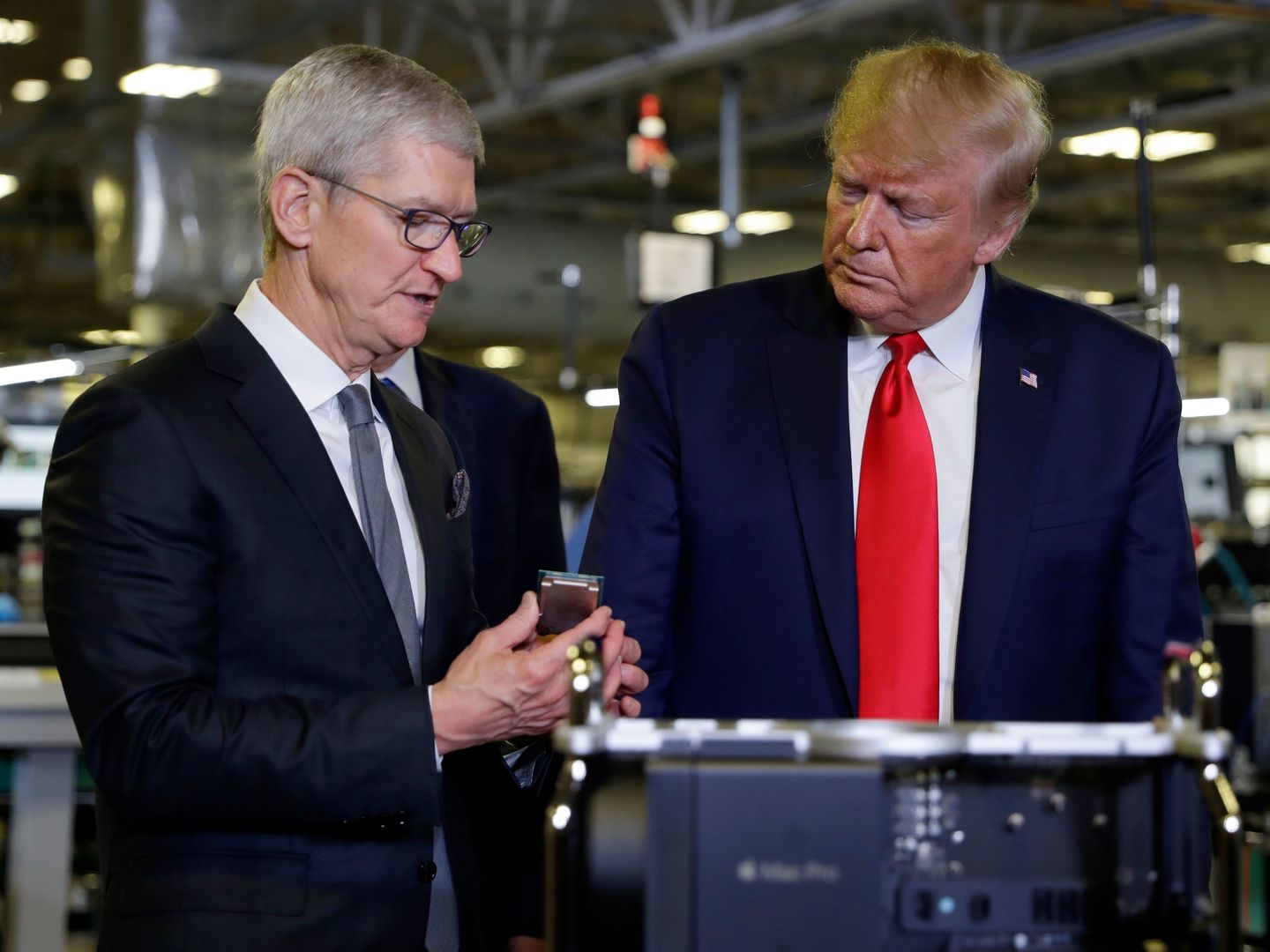 Trump, ABD'nin iPhone üretmek için gereken kaynaklara sahip olduğunu düşünüyor