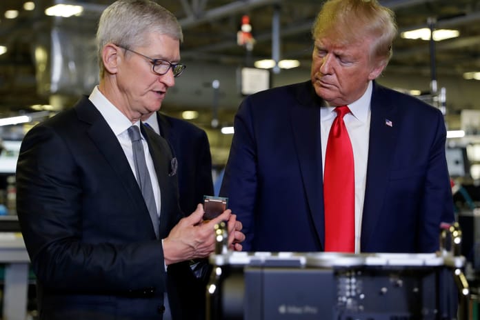 Trump, ABD'nin iPhone üretmek için gereken kaynaklara sahip olduğunu düşünüyor
