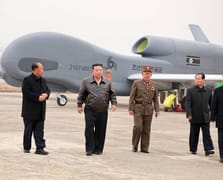 Kuzey Kore Lideri Kim yapay zeka teknolojisiyle geliştirilen İHA'ları inceledi