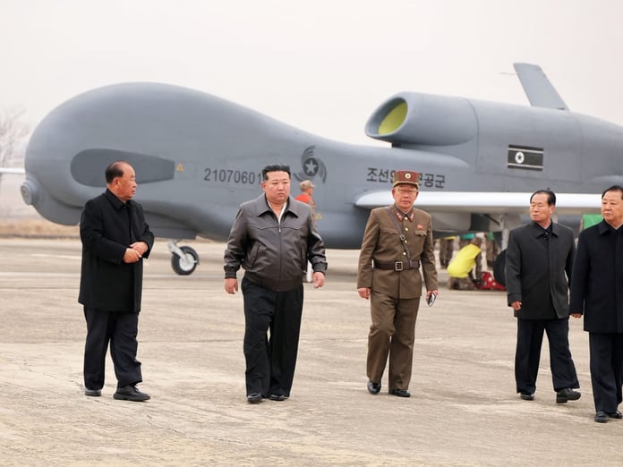 Kuzey Kore Lideri Kim yapay zeka teknolojisiyle geliştirilen İHA'ları inceledi