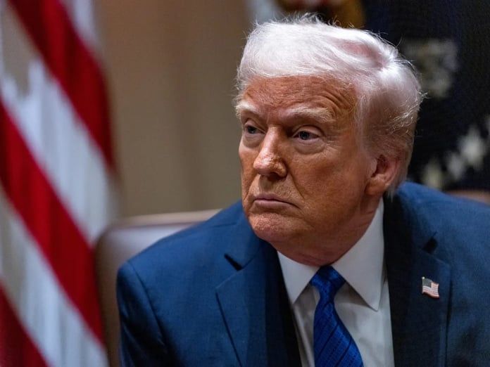 Donald Trump, ABD dışında üretilen otomobillere yüzde 25 ek gümrük vergisi uygulayacaklarını açıkladı.