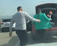 Kadın sürücüler arasında yol verme kavgası çıktı