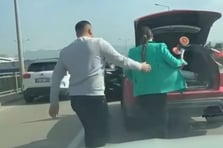 Kadın sürücüler arasında yol verme kavgası çıktı