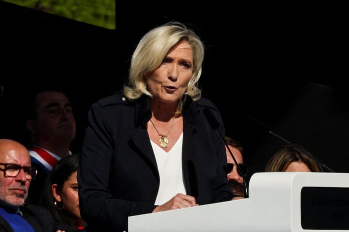 Marine Le Pen'den destekçilerine mücadele sözü