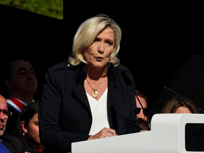 Marine Le Pen'den destekçilerine mücadele sözü
