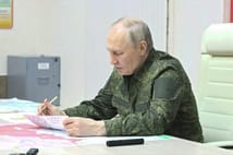 Putin'den savaşa devam mesajı: Kamuflajı giyip Kursk'u ziyaret etti