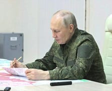 Putin'den savaşa devam mesajı: Kamuflajı giyip Kursk'u ziyaret etti