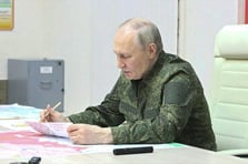 Putin'den savaşa devam mesajı: Kamuflajı giyip Kursk'u ziyaret etti