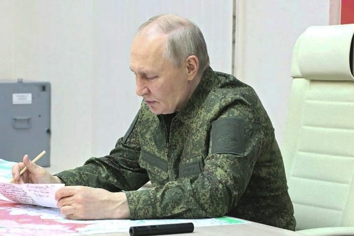 Putin'den savaşa devam mesajı: Kamuflajı giyip Kursk'u ziyaret etti