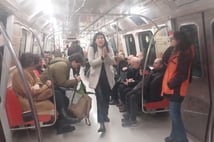 İmamoğlu'nun gözaltına alınmasını protesto eden bir kişi istediği ilgiyi göremedi