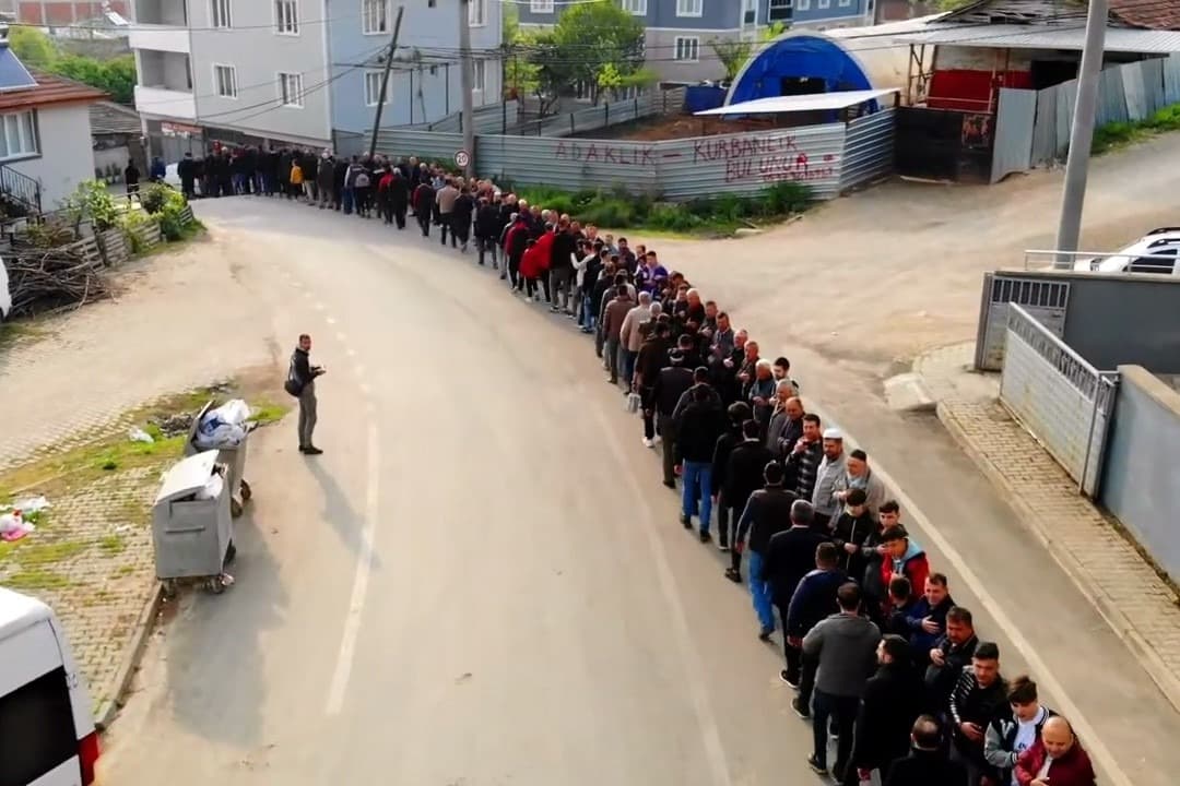 Bayramlaşma kuyruğu 1 kilometreyi buldu