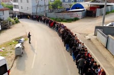 Bayramlaşma kuyruğu 1 kilometreyi buldu