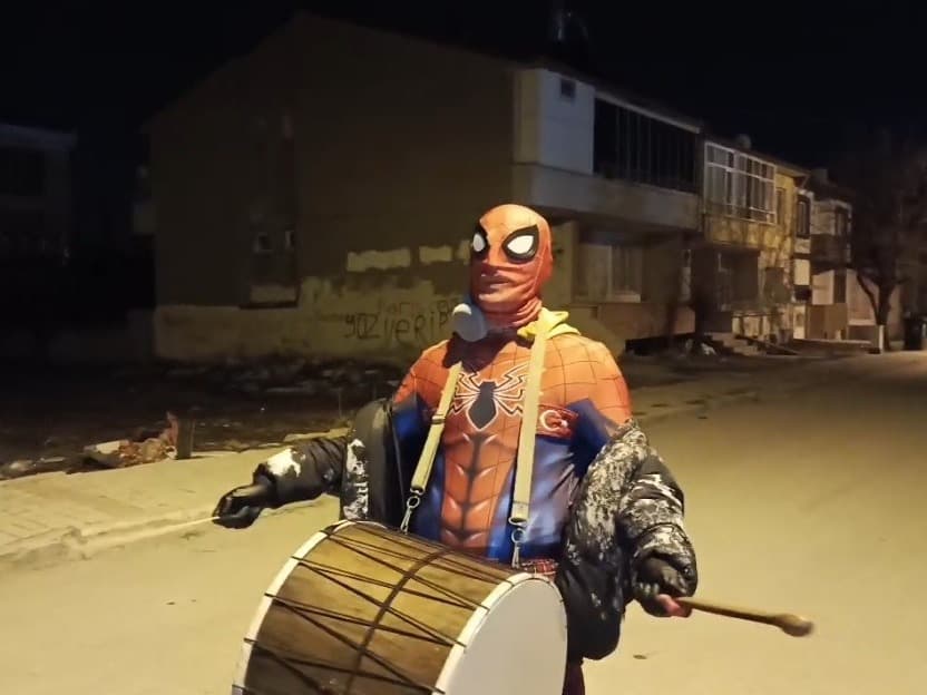 Örümcek adamlar sahura uyandırdılar