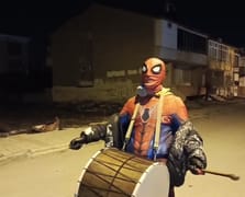 Örümcek adamlar davul zurna çalıp sahura kaldırdılar