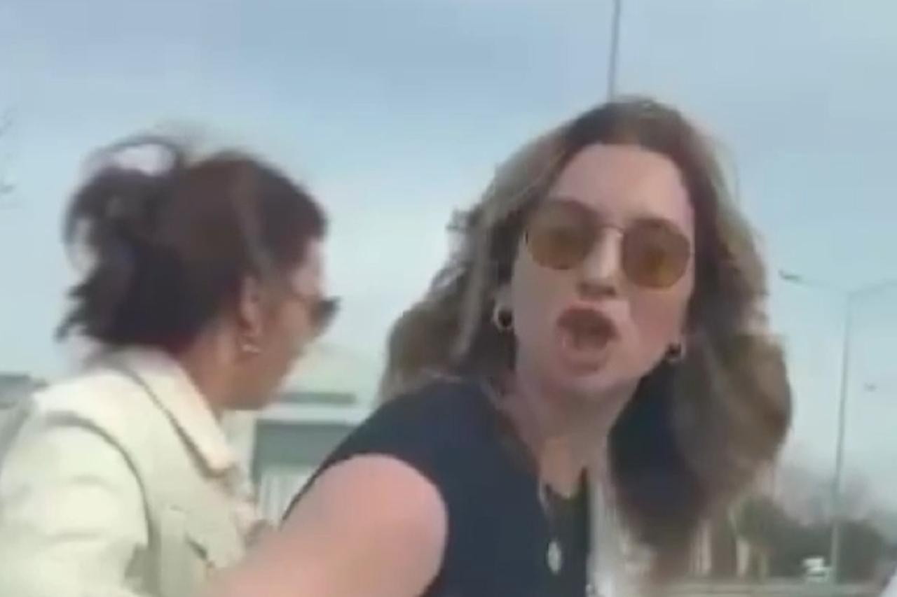 Kadın sürücü başka bir kadın sürücünün aracına yumruk attı