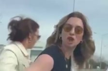 Kadın sürücü başka bir kadın sürücünün aracına yumruk attı