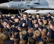 Macron Fransa'nın daha fazla Rafale savaş uçağı tedarik edeceğini söyledi