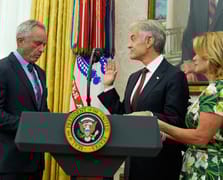 Mehmet Öz İncil'e el basarak yemin etti