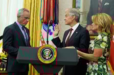 Mehmet Öz İncil'e el basarak yemin etti