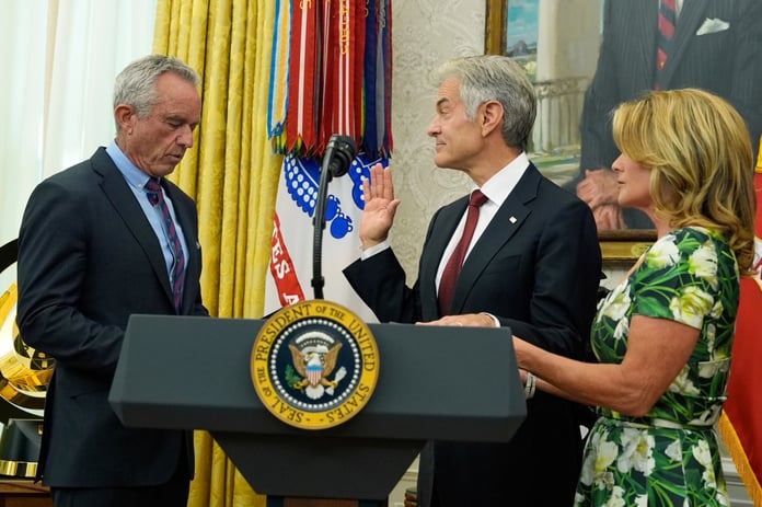 Mehmet Öz İncil'e el basarak yemin etti