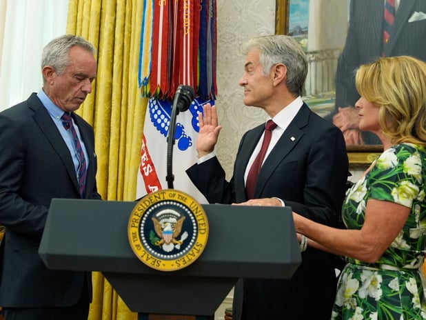 Mehmet Öz İncil'e el basarak yemin etti