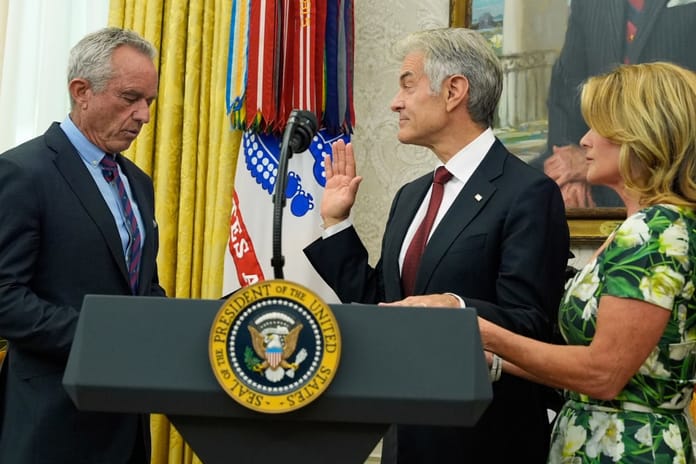 Mehmet Öz İncil'e el basarak yemin etti