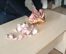 Dilenci topladığı paraları Ramazan pidesine sakladı