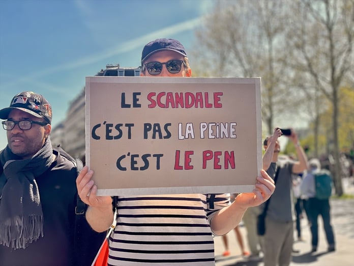 Fransa'da Le Pen destekçileri ile karşıtları aynı anda sokakta