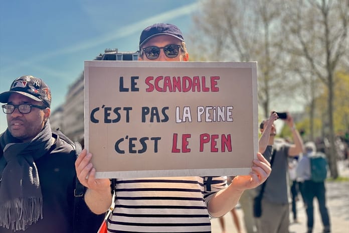 Fransa'da Le Pen destekçileri ile karşıtları aynı anda sokakta