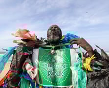 Senegalli Plastik Adam: Afrika, dünyanın çöp kutusu değil