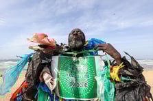 Senegalli Plastik Adam: Afrika, dünyanın çöp kutusu değil