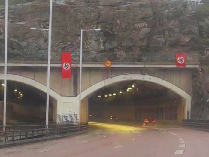 İsveç'te otoyola Nazi bayrağı astılar