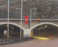 İsveç'te otoyola Nazi bayrağı astılar