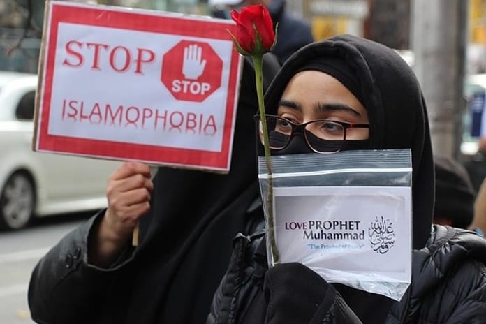 Kanada'da Müslüman kadının başörtüsüne saldırı