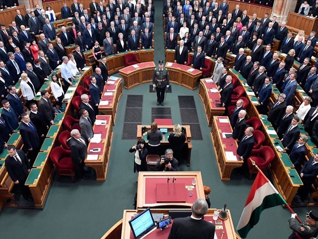 Macaristan parlamentosu LGBT etkinliklerini yasakladı