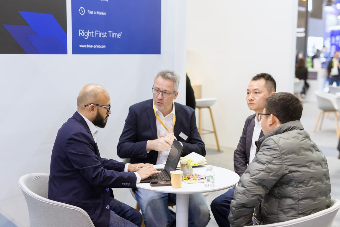 Profesionales colaborando alrededor de una mesa en Automechanika Shanghai