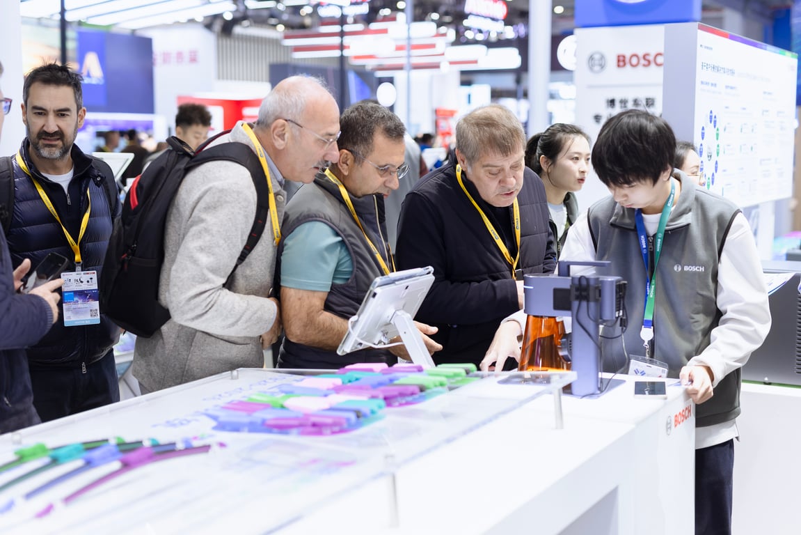 Automechanika Shanghai의 디지털 자동차 제품 시연