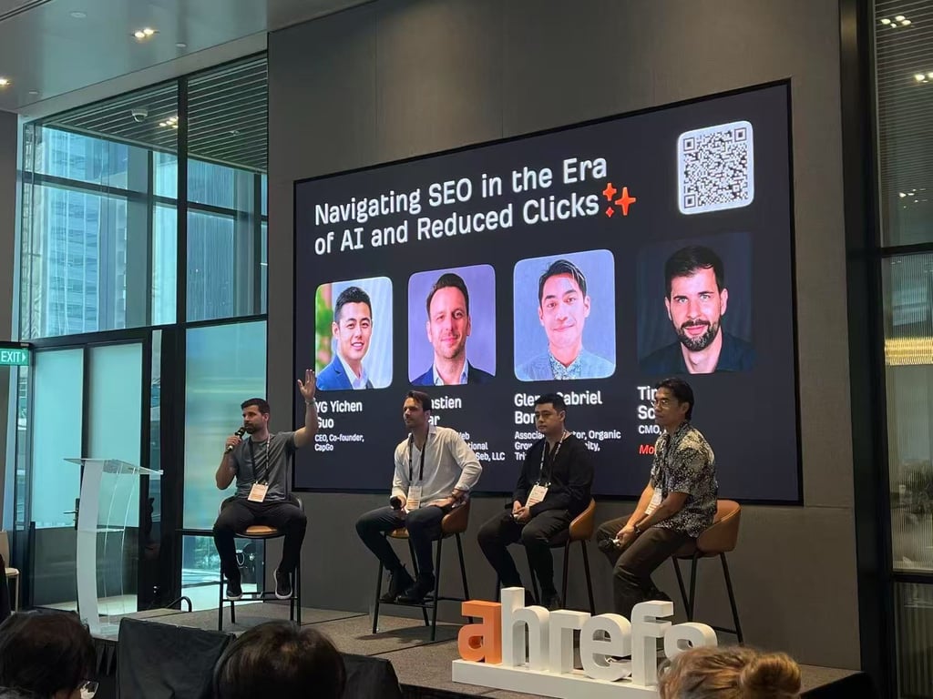 متحدث صناعي يقدم عرضًا على المسرح