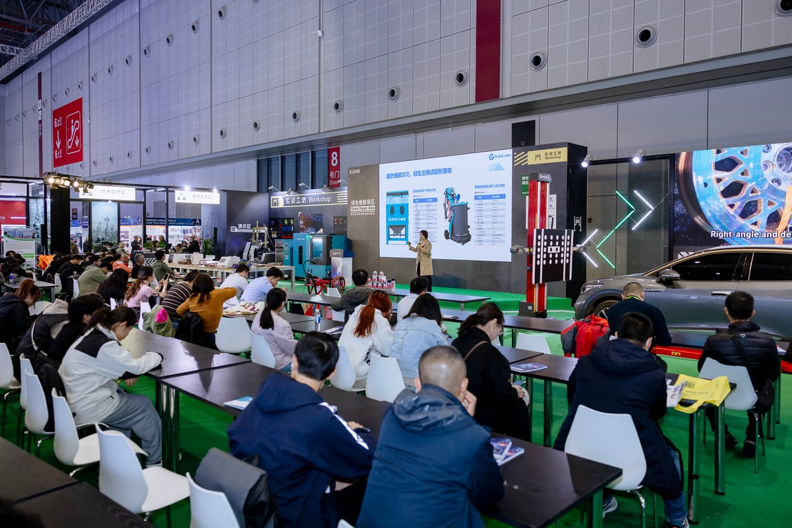 ผู้เข้าร่วมฟังการนำเสนอด้านอุตสาหกรรมยานยนต์ในงาน Automechanika Shanghai