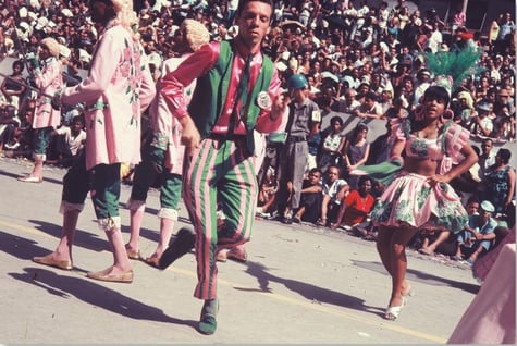 Hélio Oiticica como passista da Mangueira, carnaval de 1966 (RIO MEMÓRIAS)