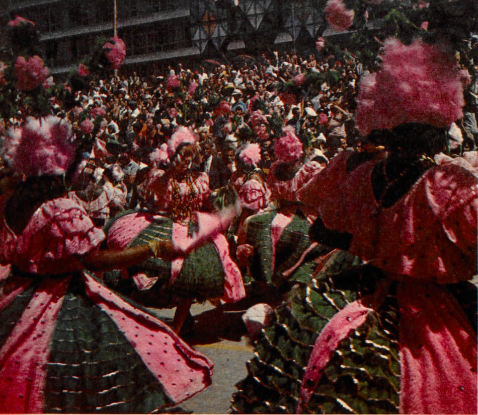 Em verde e rosa, a Mangueira é no asfalto o Flamengo do samba. Seu prestígio cresce desde 1929, quando foi criada. Sob o comando de Xangô, diretor do Departamento de Harmonia, a Estação Primeira mais uma vez mostrou o seu valor (Teodoro Barros/Manchete, 18 fev. 1967)