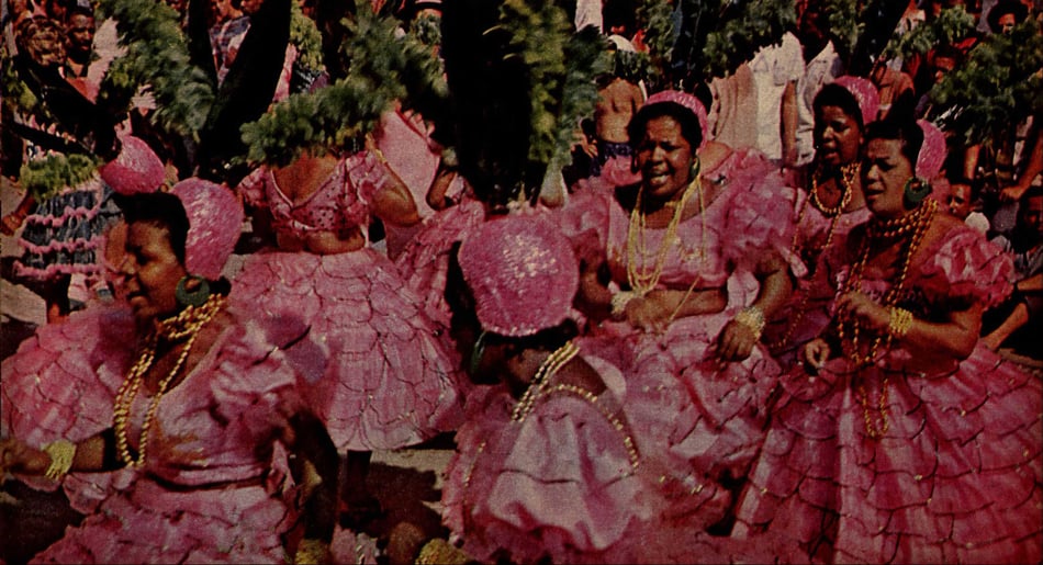 Mangueira a mais popular das escolas de samba, foi a última a desfilar. Mas seu público certo não arredou pé e ainda a acompanhou na volta (Jáder Neves/Manchete RJ, 12-3-66)