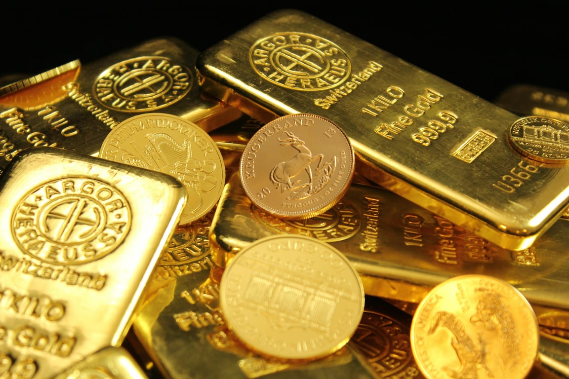 Battle of the Savings Accounts: Online Convenience vs. Traditional Security