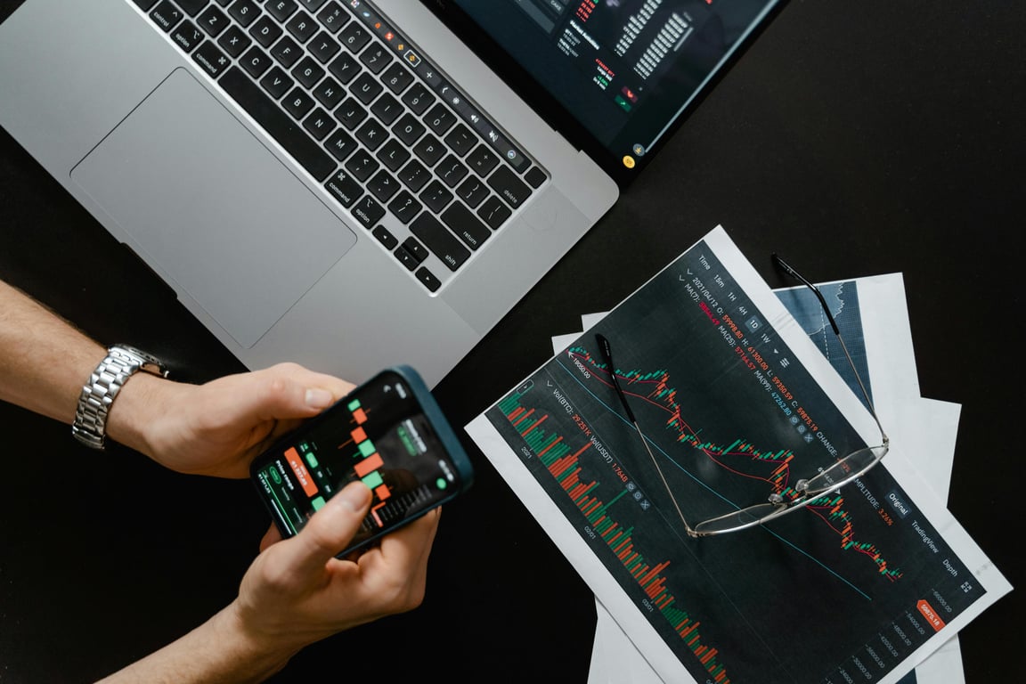 The Ultimate Showdown: Online Banking or Traditional Banking?