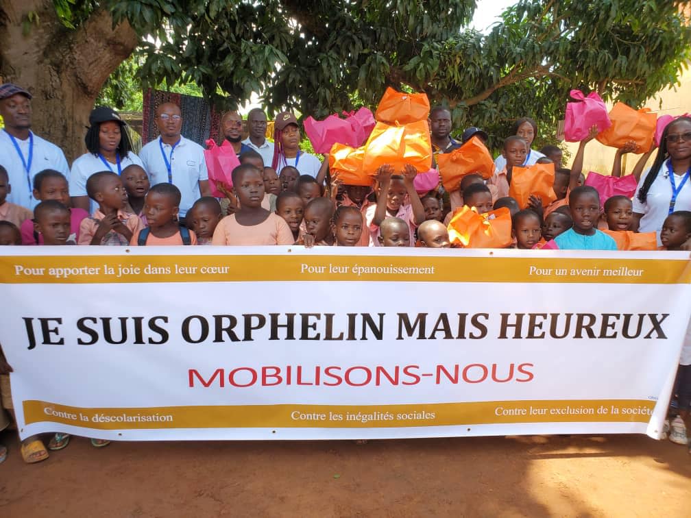 Peut être une image de 3 personnes et texte qui dit ’Pour apporter la joie dans leur cecur Pour leur épanouissement Pour un avenir meilleur Contre la déscolarisation JE SUIS ORPHELIN MAIS HEUREUX MOBILISONS-NOUS Contre cur exclusion de la sociét Contre les inégalités sociales’
