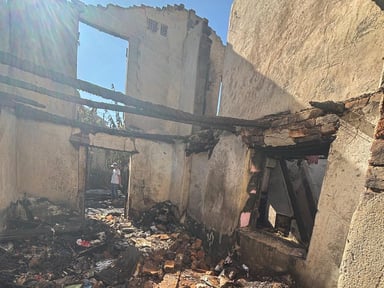 Ricostruzione casa bruciata in Madagascar