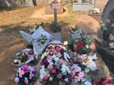 Pour un dernier hommage à maman en lui offrant une pierre tombale, à son image.
