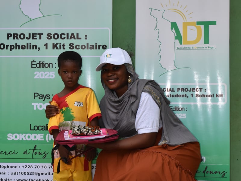 Bénévole remettant un kit à un enfant