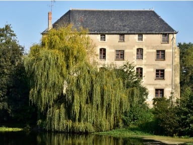 acheter et reconstruire un gîte du 15e siècle en bordure d'eau
