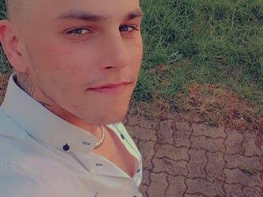 A mon fils / a notre frère..